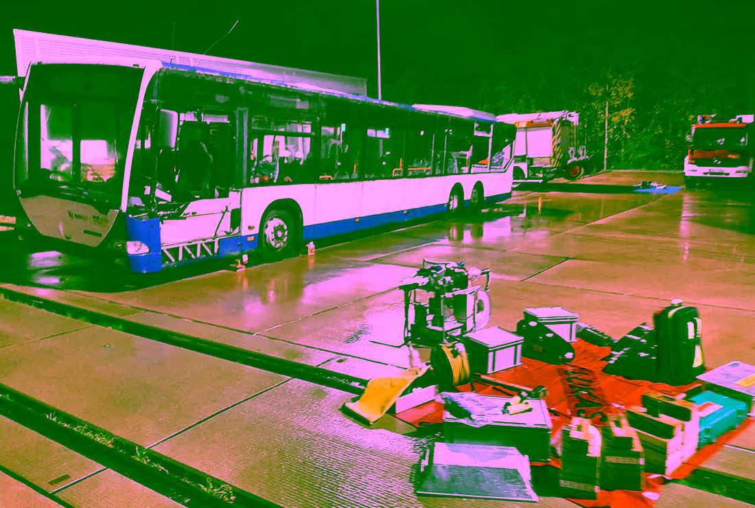 2022.11.09 Menschenrettung bei einem Bus-Unfall 01