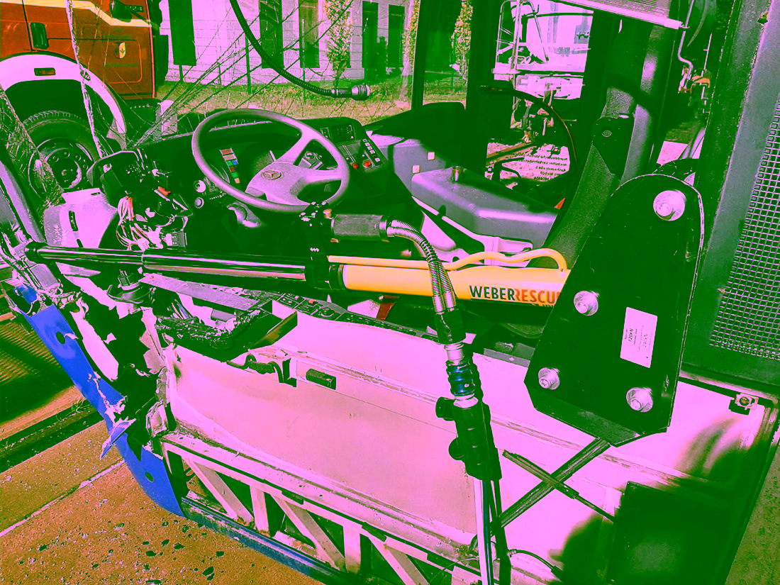 2022.11.09 Menschenrettung bei einem Bus-Unfall 02