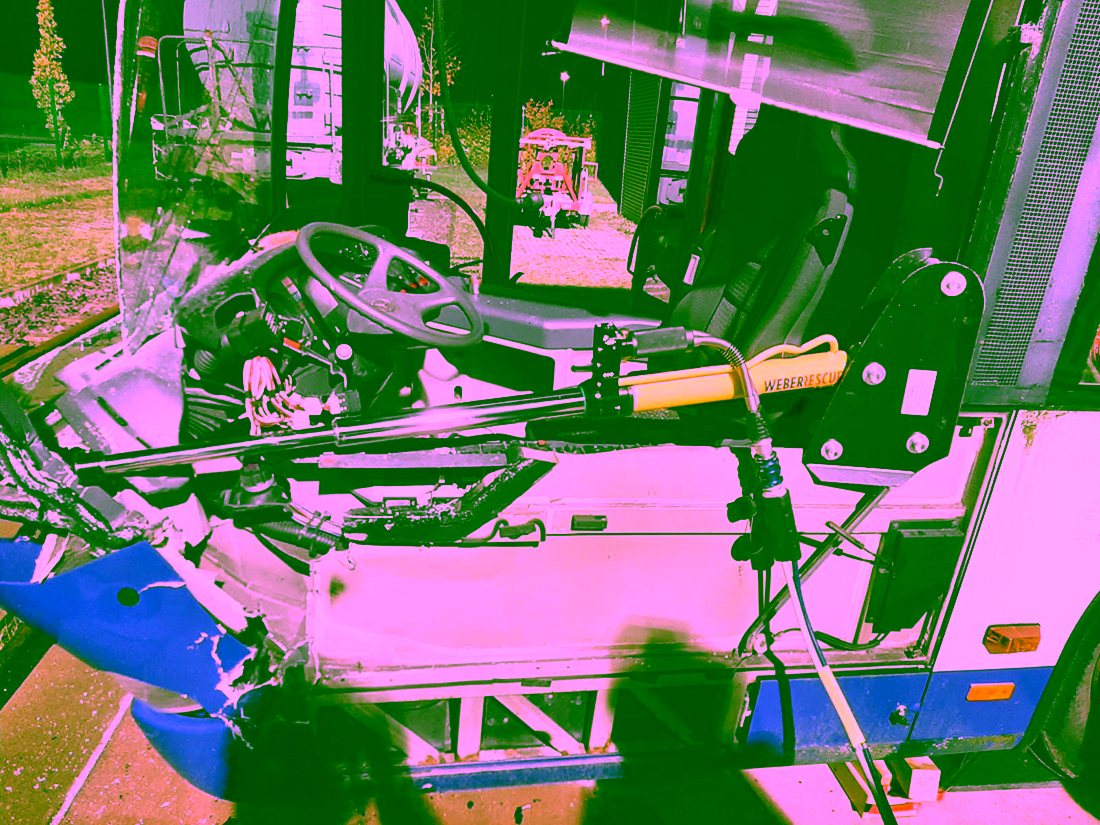 2022.11.09 Menschenrettung bei einem Bus-Unfall 03