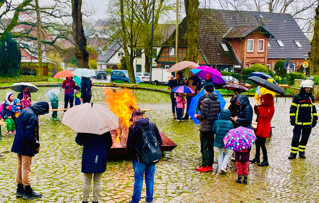 2025.04.19 Eine Bratwurst geht immer – auch im Regen! 01